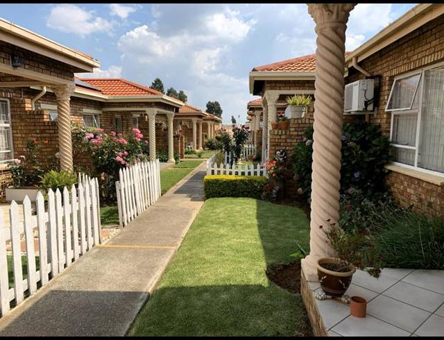 1 BEDROOM TOWNHOUSE FOR SALE IN VAN DYK PARK